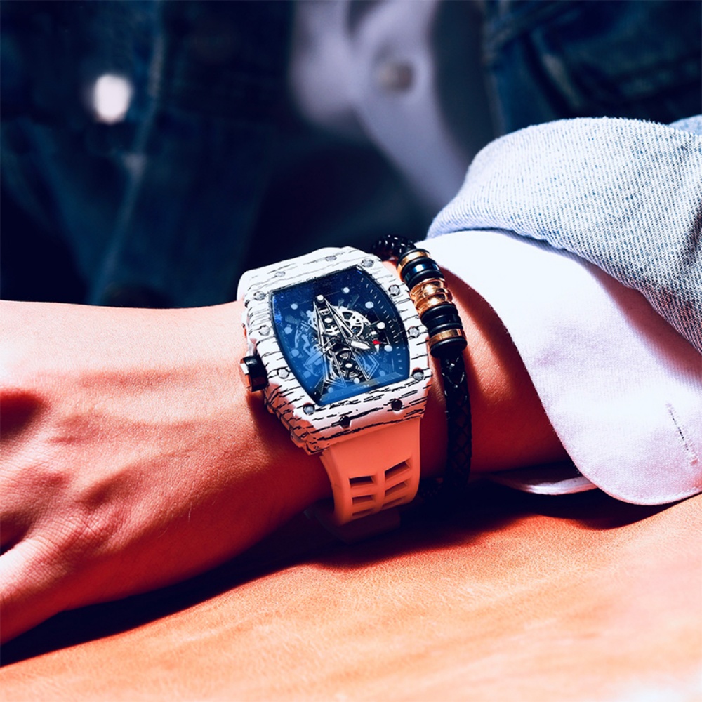 Luxury Watch Offers - 非常に人気のある機能的なメンズクォーツ腕時計で、ユニークな樽型のデザインが群衆から目立つ、クールな視覚的魅力を備えています。 滑り止め加工が施された快適なスポーツ用シリコンストラップが特徴で、耐久性があり、学生、トレンディな男性、ビジネスマンに適しています。 個人用にもギフトにも使える万能なアイテムで、高級感のある腕時計アクセサリーとして目立つものです。